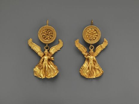 Met gold earrings